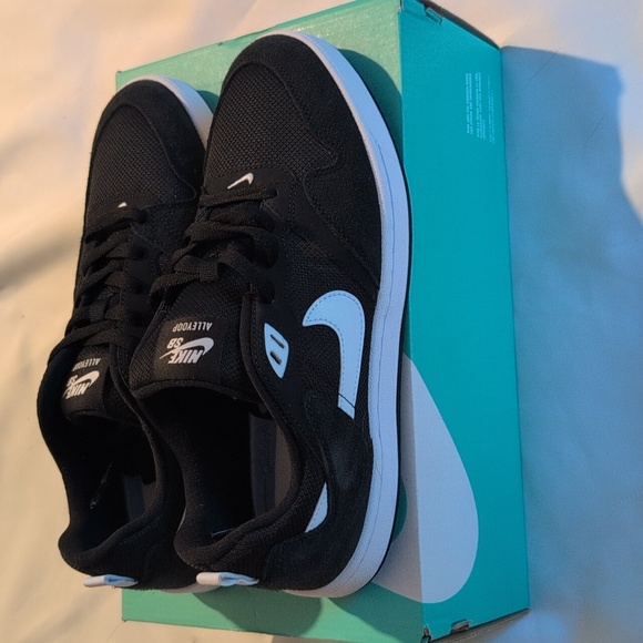 Nike SB Alleyoop Black and White Athletic Shoes - Picture 1 of 9